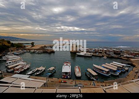 191212 -- PEKING, 12. Dezember 2019 -- Foto vom 10. Dezember 2019 zeigt einen Hafen in der antiken Stadt Byblos im Libanon. Foto von /Xinhua XINHUA FOTOS DES TAGES BilalxJawich PUBLICATIONxNOTxINxCHN Stockfoto