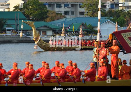 191212 -- BANGKOK, 12. Dezember 2019 Xinhua -- Foto aufgenommen am 12. Dezember 2019 zeigt einen Blick auf die königliche Lastkahn-Prozession entlang des Chao Phraya Flusses in Bangkok, Thailand. Eine spektakuläre königliche Lastkahn-Prozession, die sich am Donnerstag durch Bangkoks Hauptfluss zog, markierte den Abschluss der königlichen Krönungszeremonie für König Vajiralongkorn. Xinhua/Rachen Sageamsak THAILAND-BANGKOK-ROYAL BARGE PROZESSION PUBLICATIONxNOTxINxCHN Stockfoto