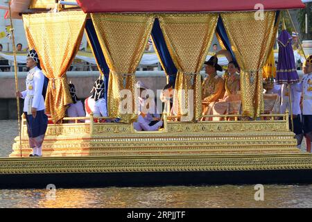 191212 -- BANGKOK, 12. Dezember 2019 Xinhua -- der thailändische König Maha Vajiralongkorn nimmt am 12. Dezember 2019 an der königlichen Binnenschiffsprozession entlang des Chao Phraya River in Bangkok, Thailand, Teil. Eine spektakuläre königliche Lastkahn-Prozession, die sich am Donnerstag durch Bangkoks Hauptfluss zog, markierte den Abschluss der königlichen Krönungszeremonie für König Vajiralongkorn. Xinhua/Rachen Sageamsak THAILAND-BANGKOK-ROYAL BARGE PROZESSION PUBLICATIONxNOTxINxCHN Stockfoto