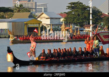 191212 -- BANGKOK, 12. Dezember 2019 Xinhua -- Foto aufgenommen am 12. Dezember 2019 zeigt einen Blick auf die königliche Lastkahn-Prozession entlang des Chao Phraya Flusses in Bangkok, Thailand. Eine spektakuläre königliche Lastkahn-Prozession, die sich am Donnerstag durch Bangkoks Hauptfluss zog, markierte den Abschluss der königlichen Krönungszeremonie für König Vajiralongkorn. Xinhua/Rachen Sageamsak THAILAND-BANGKOK-ROYAL BARGE PROZESSION PUBLICATIONxNOTxINxCHN Stockfoto