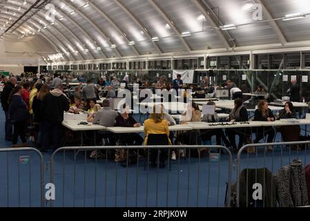 191213 -- LONDON, 13. Dezember 2019 -- Personalabstimmungen für die Parlamentswahlen an der Brunel University in Uxbridge, London, Großbritannien, 12. Dezember 2019. Eine Ausstiegsumfrage, die veröffentlicht wurde, nachdem die Abstimmung bei den britischen Wahlen am Donnerstagabend geschlossen wurde, deutet darauf hin, dass die Konservativen auf dem Weg sind, eine massive parlamentarische Mehrheit zu gewinnen. Foto von Ray Tang/Xinhua GROSSBRITANNIEN-LONDON-GENERAL ELECTION-VOTES COUNT HanxYan PUBLICATIONxNOTxINxCHN Stockfoto