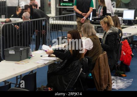 191213 -- LONDON, 13. Dezember 2019 -- Personalabstimmungen für die Parlamentswahlen an der Brunel University in Uxbridge, London, Großbritannien, 12. Dezember 2019. Eine Ausstiegsumfrage, die veröffentlicht wurde, nachdem die Abstimmung bei den britischen Wahlen am Donnerstagabend geschlossen wurde, deutet darauf hin, dass die Konservativen auf dem Weg sind, eine massive parlamentarische Mehrheit zu gewinnen. Foto von Ray Tang/Xinhua GROSSBRITANNIEN-LONDON-GENERAL ELECTION-VOTES COUNT HanxYan PUBLICATIONxNOTxINxCHN Stockfoto