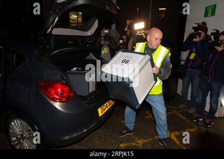 191213 -- LONDON, 13. Dezember 2019 -- Ein Mitarbeiter liefert eine Wahlurne für die Parlamentswahlen in Uxbridge, London, Großbritannien, 12. Dezember 2019. Eine Ausstiegsumfrage, die veröffentlicht wurde, nachdem die Abstimmung bei den britischen Wahlen am Donnerstagabend geschlossen wurde, deutet darauf hin, dass die Konservativen auf dem Weg sind, eine massive parlamentarische Mehrheit zu gewinnen. Foto von Ray Tang/Xinhua GROSSBRITANNIEN-LONDON-GENERAL ELECTION-VOTES COUNT HanxYan PUBLICATIONxNOTxINxCHN Stockfoto