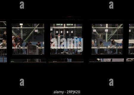 191213 -- LONDON, 13. Dezember 2019 -- Personalabstimmungen für die Parlamentswahlen an der Brunel University in Uxbridge, London, Großbritannien, 12. Dezember 2019. Eine Ausstiegsumfrage, die veröffentlicht wurde, nachdem die Abstimmung bei den britischen Wahlen am Donnerstagabend geschlossen wurde, deutet darauf hin, dass die Konservativen auf dem Weg sind, eine massive parlamentarische Mehrheit zu gewinnen. Foto von Ray Tang/Xinhua GROSSBRITANNIEN-LONDON-GENERAL ELECTION-VOTES COUNT HanxYan PUBLICATIONxNOTxINxCHN Stockfoto