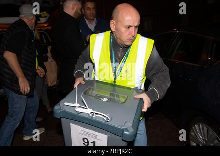 191213 -- LONDON, 13. Dezember 2019 -- Ein Mitarbeiter liefert eine Wahlurne für die Parlamentswahlen in Uxbridge, London, Großbritannien, 12. Dezember 2019. Eine Ausstiegsumfrage, die veröffentlicht wurde, nachdem die Abstimmung bei den britischen Wahlen am Donnerstagabend geschlossen wurde, deutet darauf hin, dass die Konservativen auf dem Weg sind, eine massive parlamentarische Mehrheit zu gewinnen. Foto von Ray Tang/Xinhua GROSSBRITANNIEN-LONDON-GENERAL ELECTION-VOTES COUNT HanxYan PUBLICATIONxNOTxINxCHN Stockfoto