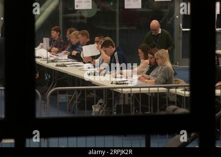 191213 -- LONDON, 13. Dezember 2019 -- Personalabstimmungen für die Parlamentswahlen an der Brunel University in Uxbridge, London, Großbritannien, 12. Dezember 2019. Eine Ausstiegsumfrage, die veröffentlicht wurde, nachdem die Abstimmung bei den britischen Wahlen am Donnerstagabend geschlossen wurde, deutet darauf hin, dass die Konservativen auf dem Weg sind, eine massive parlamentarische Mehrheit zu gewinnen. Foto von Ray Tang/Xinhua GROSSBRITANNIEN-LONDON-GENERAL ELECTION-VOTES COUNT HanxYan PUBLICATIONxNOTxINxCHN Stockfoto