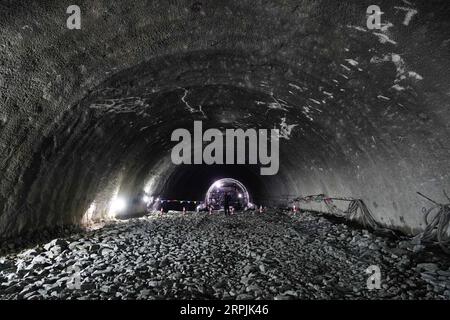 191213 -- PEKING, 13. Dezember 2019 -- Foto aufgenommen am 12. Dezember 2019 zeigt den Lihuading-Tunnel der Peking-Shenyang-Hochgeschwindigkeitsbahn in Peking, der Hauptstadt Chinas. XINHUA FOTOS DES TAGES JuxHuanzong PUBLICATIONxNOTxINxCHN Stockfoto