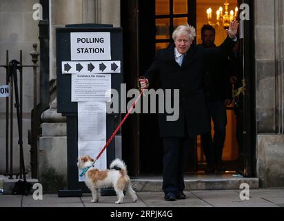 191213 -- PEKING, 13. Dezember 2019 -- der britische Premierminister und Parteivorsitzende Boris Johnson verlässt eine Wahlstation, nachdem er am 12. Dezember 2019 in London für die Parlamentswahlen gestimmt hat. Xinhua Schlagzeilen: Der Sieg der Konservativen bei den britischen Wahlen bringt Hoffnung auf den Brexit-Stillstand HanxYan PUBLICATIONxNOTxINxCHN Stockfoto