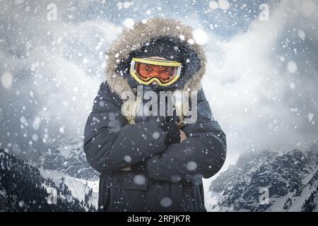 Männliche Touristen fror auf einer Wanderung im Winter in den Bergen ein, fielen unter den Schnee Stockfoto