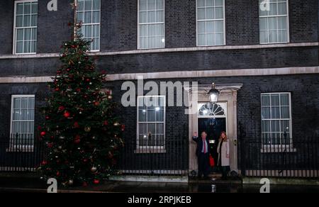 191213 -- LONDON, 13. Dezember 2019 -- der britische Premierminister und Parteivorsitzende Boris Johnson und seine Partnerin Carrie Symonds kehren am 13. Dezember 2019 zur 10 Downing Street in London zurück. Eine Ausstiegsumfrage, die veröffentlicht wurde, nachdem die Abstimmung bei den britischen Wahlen am Donnerstagabend geschlossen wurde, deutet darauf hin, dass die Konservativen auf dem Weg sind, eine massive parlamentarische Mehrheit zu gewinnen. GROSSBRITANNIEN-LONDON-GENERAL ELECTION-BORIS JOHNSON HANXYAN PUBLICATIONXNOTXINXCHN Stockfoto