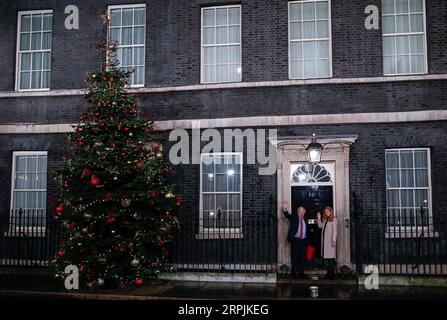 191213 -- LONDON, 13. Dezember 2019 -- der britische Premierminister und Parteivorsitzende Boris Johnson und seine Partnerin Carrie Symonds kehren am 13. Dezember 2019 zur 10 Downing Street in London zurück. Eine Ausstiegsumfrage, die veröffentlicht wurde, nachdem die Abstimmung bei den britischen Wahlen am Donnerstagabend geschlossen wurde, deutet darauf hin, dass die Konservativen auf dem Weg sind, eine massive parlamentarische Mehrheit zu gewinnen. GROSSBRITANNIEN-LONDON-GENERAL ELECTION-BORIS JOHNSON HANXYAN PUBLICATIONXNOTXINXCHN Stockfoto