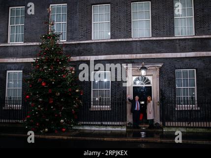 191213 -- LONDON, 13. Dezember 2019 -- der britische Premierminister und Parteivorsitzende Boris Johnson und seine Partnerin Carrie Symonds kehren am 13. Dezember 2019 zur 10 Downing Street in London zurück. Eine Ausstiegsumfrage, die veröffentlicht wurde, nachdem die Abstimmung bei den britischen Wahlen am Donnerstagabend geschlossen wurde, deutet darauf hin, dass die Konservativen auf dem Weg sind, eine massive parlamentarische Mehrheit zu gewinnen. GROSSBRITANNIEN-LONDON-GENERAL ELECTION-BORIS JOHNSON HANXYAN PUBLICATIONXNOTXINXCHN Stockfoto