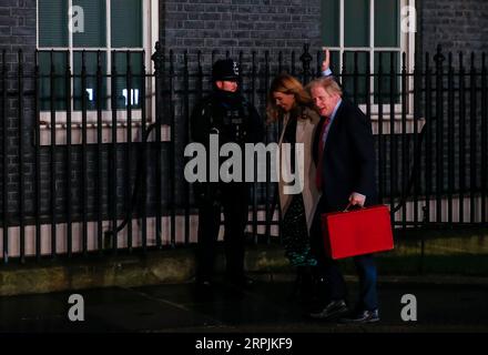 191213 -- LONDON, 13. Dezember 2019 -- der britische Premierminister und Parteivorsitzende Boris Johnson und seine Partnerin Carrie Symonds kehren am 13. Dezember 2019 zur 10 Downing Street in London zurück. Eine Ausstiegsumfrage, die veröffentlicht wurde, nachdem die Abstimmung bei den britischen Wahlen am Donnerstagabend geschlossen wurde, deutet darauf hin, dass die Konservativen auf dem Weg sind, eine massive parlamentarische Mehrheit zu gewinnen. GROSSBRITANNIEN-LONDON-GENERAL ELECTION-BORIS JOHNSON HANXYAN PUBLICATIONXNOTXINXCHN Stockfoto