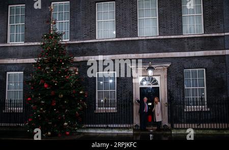 191213 -- LONDON, 13. Dezember 2019 -- der britische Premierminister und Parteivorsitzende Boris Johnson und seine Partnerin Carrie Symonds kehren am 13. Dezember 2019 zur 10 Downing Street in London zurück. Eine Ausstiegsumfrage, die veröffentlicht wurde, nachdem die Abstimmung bei den britischen Wahlen am Donnerstagabend geschlossen wurde, deutet darauf hin, dass die Konservativen auf dem Weg sind, eine massive parlamentarische Mehrheit zu gewinnen. GROSSBRITANNIEN-LONDON-GENERAL ELECTION-BORIS JOHNSON HANXYAN PUBLICATIONXNOTXINXCHN Stockfoto