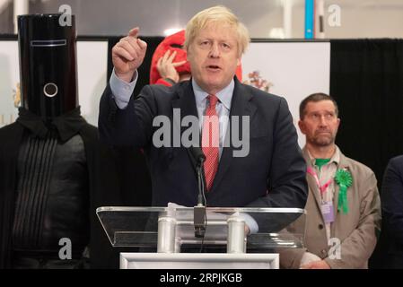 191213 -- LONDON, 13. Dezember 2019 Xinhua -- der britische Premierminister und Parteivorsitzende Boris Johnson C spricht bei der Stimmerklärung in Uxbridge, London, Großbritannien, 13. Dezember 2019. Eine Ausstiegsumfrage, die veröffentlicht wurde, nachdem die Abstimmung bei den britischen Wahlen am Donnerstagabend geschlossen wurde, deutet darauf hin, dass die Konservativen auf dem Weg sind, eine massive parlamentarische Mehrheit zu gewinnen. Foto von Ray Tang/Xinhua GROSSBRITANNIEN-LONDON-GENERAL ELECTION-VOTES COUNT-BORIS JOHNSON PUBLICATIONxNOTxINxCHN Stockfoto