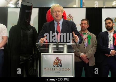 191213 -- LONDON, 13. Dezember 2019 Xinhua -- der britische Premierminister und Parteivorsitzende Boris Johnson C spricht bei der Stimmerklärung in Uxbridge, London, Großbritannien, 13. Dezember 2019. Eine Ausstiegsumfrage, die veröffentlicht wurde, nachdem die Abstimmung bei den britischen Wahlen am Donnerstagabend geschlossen wurde, deutet darauf hin, dass die Konservativen auf dem Weg sind, eine massive parlamentarische Mehrheit zu gewinnen. Foto von Ray Tang/Xinhua GROSSBRITANNIEN-LONDON-GENERAL ELECTION-VOTES COUNT-BORIS JOHNSON PUBLICATIONxNOTxINxCHN Stockfoto