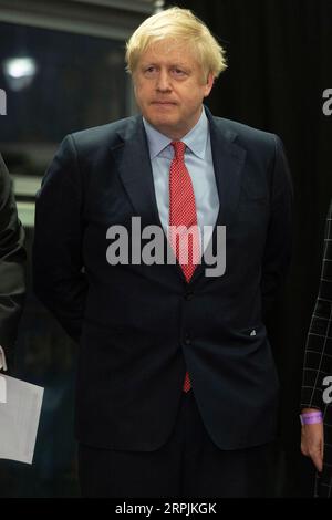191213 -- LONDON, 13. Dezember 2019 Xinhua -- der britische Premierminister und Parteivorsitzende Boris Johnson nimmt an der Stimmerklärung in Uxbridge, London, Großbritannien, am 13. Dezember 2019 Teil. Eine Ausstiegsumfrage, die veröffentlicht wurde, nachdem die Abstimmung bei den britischen Wahlen am Donnerstagabend geschlossen wurde, deutet darauf hin, dass die Konservativen auf dem Weg sind, eine massive parlamentarische Mehrheit zu gewinnen. Foto von Ray Tang/Xinhua GROSSBRITANNIEN-LONDON-GENERAL ELECTION-VOTES COUNT-BORIS JOHNSON PUBLICATIONxNOTxINxCHN Stockfoto