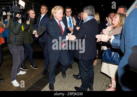 191213 -- LONDON, 13. Dezember 2019 Xinhua -- der britische Premierminister und Parteivorsitzende Boris Johnson L kommt zur Stimmerklärung in Uxbridge, London, Großbritannien, 13. Dezember 2019. Eine Ausstiegsumfrage, die veröffentlicht wurde, nachdem die Abstimmung bei den britischen Wahlen am Donnerstagabend geschlossen wurde, deutet darauf hin, dass die Konservativen auf dem Weg sind, eine massive parlamentarische Mehrheit zu gewinnen. Foto von Ray Tang/Xinhua GROSSBRITANNIEN-LONDON-GENERAL ELECTION-VOTES COUNT-BORIS JOHNSON PUBLICATIONxNOTxINxCHN Stockfoto