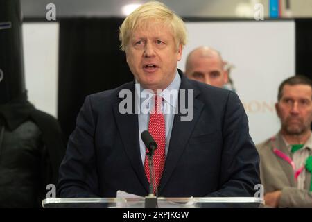 191213 -- LONDON, 13. Dezember 2019 Xinhua -- der britische Premierminister und Parteivorsitzende Boris Johnson spricht bei der Stimmerklärung in Uxbridge, London, Großbritannien, 13. Dezember 2019. Eine Ausstiegsumfrage, die veröffentlicht wurde, nachdem die Abstimmung bei den britischen Wahlen am Donnerstagabend geschlossen wurde, deutet darauf hin, dass die Konservativen auf dem Weg sind, eine massive parlamentarische Mehrheit zu gewinnen. Foto von Ray Tang/Xinhua GROSSBRITANNIEN-LONDON-GENERAL ELECTION-VOTES COUNT-BORIS JOHNSON PUBLICATIONxNOTxINxCHN Stockfoto