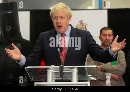 191213 -- LONDON, 13. Dezember 2019 Xinhua -- der britische Premierminister und Parteivorsitzende Boris Johnson C spricht bei der Stimmerklärung in Uxbridge, London, Großbritannien, 13. Dezember 2019. Eine Ausstiegsumfrage, die veröffentlicht wurde, nachdem die Abstimmung bei den britischen Wahlen am Donnerstagabend geschlossen wurde, deutet darauf hin, dass die Konservativen auf dem Weg sind, eine massive parlamentarische Mehrheit zu gewinnen. Foto von Ray Tang/Xinhua GROSSBRITANNIEN-LONDON-GENERAL ELECTION-VOTES COUNT-BORIS JOHNSON PUBLICATIONxNOTxINxCHN Stockfoto