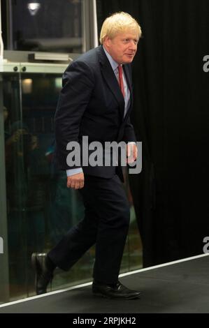 191213 -- LONDON, 13. Dezember 2019 Xinhua -- der britische Premierminister und Parteivorsitzende Boris Johnson kommt zur Stimmerklärung in Uxbridge, London, Großbritannien, 13. Dezember 2019. Eine Ausstiegsumfrage, die veröffentlicht wurde, nachdem die Abstimmung bei den britischen Wahlen am Donnerstagabend geschlossen wurde, deutet darauf hin, dass die Konservativen auf dem Weg sind, eine massive parlamentarische Mehrheit zu gewinnen. Foto von Ray Tang/Xinhua GROSSBRITANNIEN-LONDON-GENERAL ELECTION-VOTES COUNT-BORIS JOHNSON PUBLICATIONxNOTxINxCHN Stockfoto
