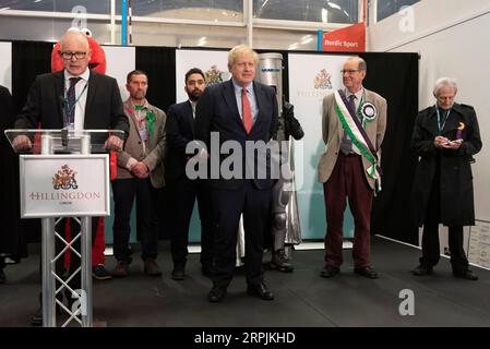 191213 -- LONDON, 13. Dezember 2019 Xinhua -- der britische Premierminister und Parteivorsitzende Boris Johnson C nimmt an der Stimmerklärung in Uxbridge, London, Großbritannien, am 13. Dezember 2019 Teil. Eine Ausstiegsumfrage, die veröffentlicht wurde, nachdem die Abstimmung bei den britischen Wahlen am Donnerstagabend geschlossen wurde, deutet darauf hin, dass die Konservativen auf dem Weg sind, eine massive parlamentarische Mehrheit zu gewinnen. Foto von Ray Tang/Xinhua GROSSBRITANNIEN-LONDON-GENERAL ELECTION-VOTES COUNT-BORIS JOHNSON PUBLICATIONxNOTxINxCHN Stockfoto