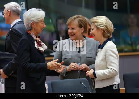 191213 -- BRÜSSEL, den 13. Dezember 2019 -- EU-Kommissionspräsidentin Ursula von der Leyen 1st R, Bundeskanzlerin Angela Merkel 2nd R und EU-Zentralbankpräsidentin Christine Lagarde 2nd L sprechen vor einem Rundtischgespräch am zweiten Tag des EU-Gipfels am EU-Hauptsitz in Brüssel, Belgien, 13. Dezember 2019. BELGIEN-BRÜSSEL-EU-GIPFEL ZhangxCheng PUBLICATIONxNOTxINxCHN Stockfoto