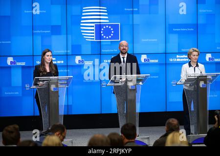 191213 -- BRÜSSEL, 13. Dezember 2019 -- der Präsident des Europäischen Rates Charles Michel C, die Präsidentin der Europäischen Kommission Ursula von der Leyen R und die finnische Premierministerin Sanna Marin nehmen am Ende des EU-Gipfels am 13. Dezember 2019 in Brüssel, Belgien, an einer Pressekonferenz Teil. BELGIEN-BRÜSSEL-EU-GIPFELABSCHLUSS ZhangxCheng PUBLICATIONxNOTxINxCHN Stockfoto