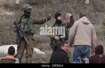 191213 -- NABLUS, 13. Dezember 2019 Xinhua -- palästinensische Demonstranten streiten mit israelischen Soldaten während der Auseinandersetzungen, nach einem Protest gegen die Ausweitung jüdischer Siedlungen in Burqa nahe der Westjordstadt Nablus, 13. Dezember 2019. Foto von Nidal Eshtayeh/Xinhua MIDEAST-NABLUS-CLASHES PUBLICATIONxNOTxINxCHN Stockfoto