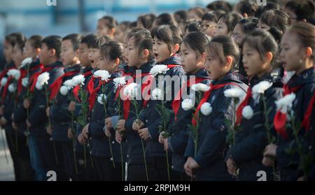 191214 -- PEKING, 14. Dezember 2019 -- Schüler singen Nationalhymne während einer Zeremonie anlässlich des sechsten nationalen Gedenktags für die Opfer des Massakers von Nanjing am Denkmal für die Opfer, die am Zhongshan Dock beim Massaker in Nanjing, der ostchinesischen Provinz Jiangsu, am 13. Dezember 2019 getötet wurden. XINHUA FOTOS DES TAGES LixYuze PUBLICATIONxNOTxINxCHN Stockfoto