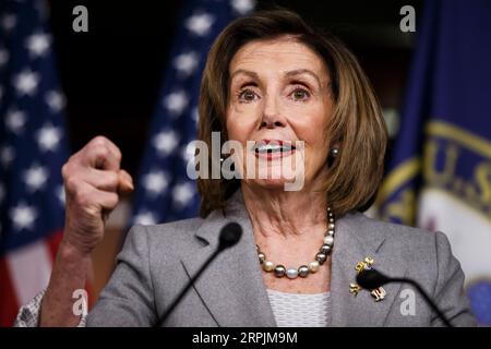 191214 -- PEKING, 14. Dezember 2019 -- US-Repräsentantenin Nancy Pelosi spricht während einer Pressekonferenz auf dem Capitol Hill in Washington D.C., USA, am 12. Dezember 2019. Nach einer zweitägigen Marathondebatte verabschiedete das US-demokratische Justizkomitee am Freitag beide Artikel der Amtsenthebung und warf Präsident Donald Trump vor, Macht missbraucht und den Kongress behindert zu haben. Foto von /Xinhua XINHUA FOTOS DES TAGES TingxShen PUBLICATIONxNOTxINxCHN Stockfoto