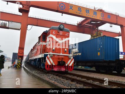 191214 -- PEKING, 14. Dezember 2019 -- Ein Güterzug von Yiwu nach Madrid fährt vom Yiwu Eisenbahnhafen in der ostchinesischen Provinz Zhejiang ab, 4. Januar 2019. Foto von /Xinhua Xinhua Schlagzeilen: Über den Pazifik -- Eine Geschichte von zwei Weihnachtsmärkten LyuxBin PUBLICATIONxNOTxINxCHN Stockfoto