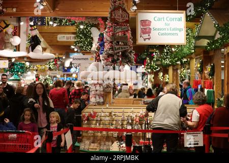 191214 -- PEKING, 14. Dezember 2019 -- Kunden kaufen im Bronner's Christmas Wonderland in Frankenmuth, Michigan State, USA, 16. November 2019. Xinhua-Schlagzeilen: Über den Pazifik -- Eine Geschichte von zwei Weihnachtsmärkten WangxPing PUBLICATIONxNOTxINxCHN Stockfoto