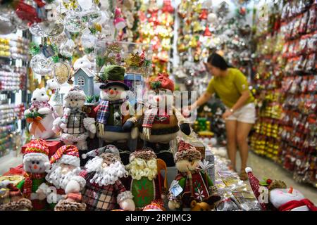 191214 -- PEKING, 14. Dezember 2019 -- Weihnachtswaren werden an einem Stand der Yiwu International Trade City in Yiwu, Ostchinesische Provinz Zhejiang, 26. Juni 2019 gesehen. Xinhua Schlagzeilen: Über den Pazifik -- Eine Geschichte von zwei Weihnachtsmärkten HuangxZongzhi PUBLICATIONxNOTxINxCHN Stockfoto
