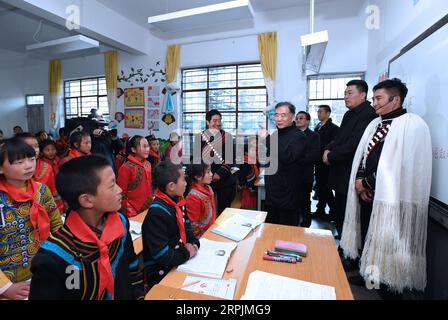 191214 -- PEKING, 14. Dezember 2019 -- Wang Yang, Mitglied des Ständigen Ausschusses des Politischen Büros des Zentralkomitees der Kommunistischen Partei Chinas und Vorsitzender des Nationalen Komitees der Politischen Konsultativkonferenz des chinesischen Volkes, richtet sich an Schüler einer Grundschule im Zhaojue County in der Autonomen Präfektur Liangshan Yi, Provinz Sichuan im Südwesten Chinas, 12. Dezember 2019. Chinas wichtigster politischer Berater Wang Yang hat Anstrengungen betont, um sicherzustellen, dass beim Aufbau einer gemäßigt wohlhabenden Gesellschaft in jeder Hinsicht keine ethnische Gruppe zurückgelassen wird. Er war auf einem in Stockfoto