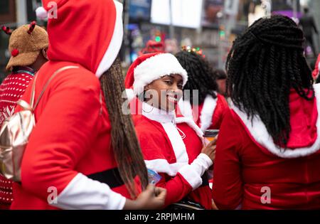 191214 -- NEW YORK, 14. Dezember 2019 -- Menschen besuchen die SantaCon 2019 in New York, USA, 14. Dezember 2019. In Weihnachtsmannkostümen oder festlichen Kostümen versammelten sich am Samstag Hunderte von Menschen auf dem Times Square zur SantaCon 2019, um die weihnachtliche Atmosphäre zu genießen und Geld für wohltätige Zwecke zu sammeln. U.S.-NEW YORK-2019 SANTA CON WangxYing PUBLICATIONxNOTxINxCHN Stockfoto