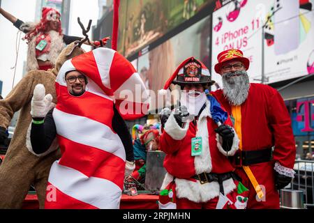 191214 -- NEW YORK, 14. Dezember 2019 -- Menschen besuchen die SantaCon 2019 in New York, USA, 14. Dezember 2019. In Weihnachtsmannkostümen oder festlichen Kostümen versammelten sich am Samstag Hunderte von Menschen auf dem Times Square zur SantaCon 2019, um die weihnachtliche Atmosphäre zu genießen und Geld für wohltätige Zwecke zu sammeln. U.S.-NEW YORK-2019 SANTA CON WangxYing PUBLICATIONxNOTxINxCHN Stockfoto