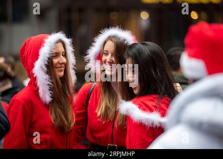 191214 -- NEW YORK, 14. Dezember 2019 -- Menschen besuchen die SantaCon 2019 in New York, USA, 14. Dezember 2019. In Weihnachtsmannkostümen oder festlichen Kostümen versammelten sich am Samstag Hunderte von Menschen auf dem Times Square zur SantaCon 2019, um die weihnachtliche Atmosphäre zu genießen und Geld für wohltätige Zwecke zu sammeln. U.S.-NEW YORK-2019 SANTA CON WangxYing PUBLICATIONxNOTxINxCHN Stockfoto