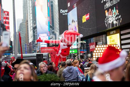 191214 -- NEW YORK, 14. Dezember 2019 -- Menschen besuchen die SantaCon 2019 in New York, USA, 14. Dezember 2019. In Weihnachtsmannkostümen oder festlichen Kostümen versammelten sich am Samstag Hunderte von Menschen auf dem Times Square zur SantaCon 2019, um die weihnachtliche Atmosphäre zu genießen und Geld für wohltätige Zwecke zu sammeln. U.S.-NEW YORK-2019 SANTA CON WangxYing PUBLICATIONxNOTxINxCHN Stockfoto