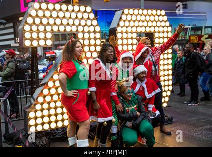 191214 -- NEW YORK, 14. Dezember 2019 -- Menschen posieren für ein Foto während der SantaCon 2019 in New York, USA, 14. Dezember 2019. In Weihnachtsmannkostümen oder festlichen Kostümen versammelten sich am Samstag Hunderte von Menschen auf dem Times Square zur SantaCon 2019, um die weihnachtliche Atmosphäre zu genießen und Geld für wohltätige Zwecke zu sammeln. U.S.-NEW YORK-2019 SANTA CON WangxYing PUBLICATIONxNOTxINxCHN Stockfoto