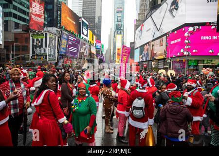 News Bilder des Tages 191214 -- NEW YORK, 14. Dezember 2019 -- Menschen besuchen die SantaCon 2019 in New York, USA, 14. Dezember 2019. In Weihnachtsmannkostümen oder festlichen Kostümen versammelten sich am Samstag Hunderte von Menschen auf dem Times Square zur SantaCon 2019, um die weihnachtliche Atmosphäre zu genießen und Geld für wohltätige Zwecke zu sammeln. U.S.-NEW YORK-2019 SANTA CON WangxYing PUBLICATIONxNOTxINxCHN Stockfoto