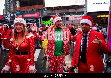 191214 -- NEW YORK, 14. Dezember 2019 -- Menschen besuchen die SantaCon 2019 in New York, USA, 14. Dezember 2019. In Weihnachtsmannkostümen oder festlichen Kostümen versammelten sich am Samstag Hunderte von Menschen auf dem Times Square zur SantaCon 2019, um die weihnachtliche Atmosphäre zu genießen und Geld für wohltätige Zwecke zu sammeln. U.S.-NEW YORK-2019 SANTA CON WangxYing PUBLICATIONxNOTxINxCHN Stockfoto