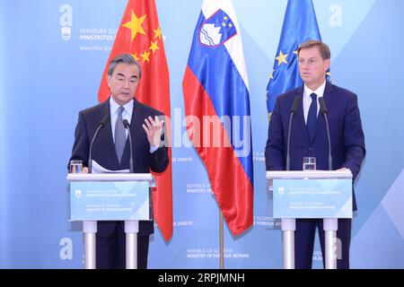 191215 -- LJUBLJANA, 15. Dezember 2019 -- der chinesische Staatsrat und Außenminister Wang Yi und der slowenische Vizepremierminister und Außenminister Miro Cerar nehmen nach ihren Gesprächen am 14. Dezember 2019 in Ljubljana, Slowenien, an einer gemeinsamen Pressekonferenz Teil. SLOWENIEN-LJUBLJANA-CHINA-WANG YI-MIRO CERAR-PRESS-KONFERENZ GAOXLEI PUBLICATIONXNOTXINXCHN Stockfoto