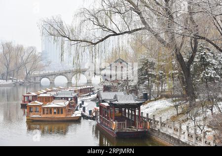 191215 -- TAIYUAN, 15. Dezember 2019 -- Foto aufgenommen am 15. Dezember 2019 zeigt die Schneelandschaft im Yingze Park in Taiyuan, nordchinesische Provinz Shanxi. CHINA-TAIYUAN-SCHNEEFALL CN ChaixTing PUBLICATIONxNOTxINxCHN Stockfoto