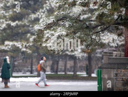 191215 -- TAIYUAN, 15. Dezember 2019 -- Touristen besuchen den Jinci-Tempel während eines Schneefalls in Taiyuan, nordchinesische Provinz Shanxi, 15. Dezember 2019. CHINA-TAIYUAN-SCHNEEFALL CN YangxChenguang PUBLICATIONxNOTxINxCHN Stockfoto