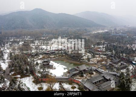 191215 -- TAIYUAN, 15. Dezember 2019 -- Luftaufnahme am 15. Dezember 2019 zeigt Schneelandschaft am Jinci-Tempel in Taiyuan, nordchinesische Provinz Shanxi. CHINA-TAIYUAN-SCHNEEFALL CN YangxChenguang PUBLICATIONxNOTxINxCHN Stockfoto