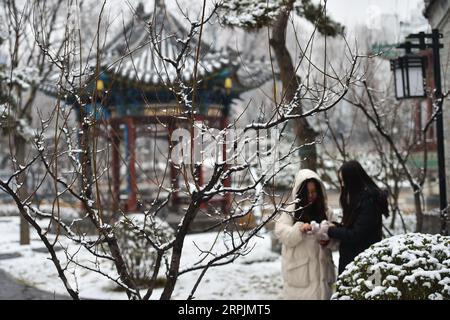 191215 -- TAIYUAN, 15. Dezember 2019 -- Touristen besuchen den Yingze Park während eines Schneefalls in Taiyuan, nordchinesische Provinz Shanxi, 15. Dezember 2019. CHINA-TAIYUAN-SCHNEEFALL CN ChaixTing PUBLICATIONxNOTxINxCHN Stockfoto