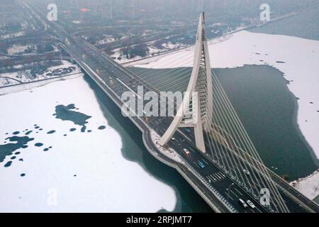 191215 -- TAIYUAN, 15. Dezember 2019 -- Luftaufnahme am 15. Dezember 2019 zeigt die Schneelandschaft des Fenhe-Flusses in Taiyuan, nordchinesische Provinz Shanxi. CHINA-TAIYUAN-SCHNEEFALL CN CaoxYang PUBLICATIONxNOTxINxCHN Stockfoto