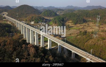 191215 -- BIJIE, 15. Dezember 2019 -- Luftbild zeigt die Chengdu-Guiyang-Eisenbahn in Qingzhen in der südwestchinesischen Provinz Guizhou, 15. Dezember 2019. Die 650 Kilometer lange Eisenbahn, ein wichtiger Teil des Hochgeschwindigkeitsbahnnetzes des Landes, soll am 16. Dezember in Betrieb sein. CHINA-GUIZHOU-HOCHGESCHWINDIGKEITSBAHN-TESTLAUF CN YANGXWENBIN PUBLICATIONXNOTXINXCHN Stockfoto