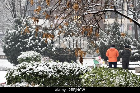 191216 -- PEKING, 16. Dezember 2019 -- Menschen genießen einen Blick auf Schnee in Peking, Hauptstadt von China, 16. Dezember 2019. Ein Schneefall traf Peking am Montag. CHINA-PEKING-SNOWCN LixXin PUBLICATIONxNOTxINxCHN Stockfoto